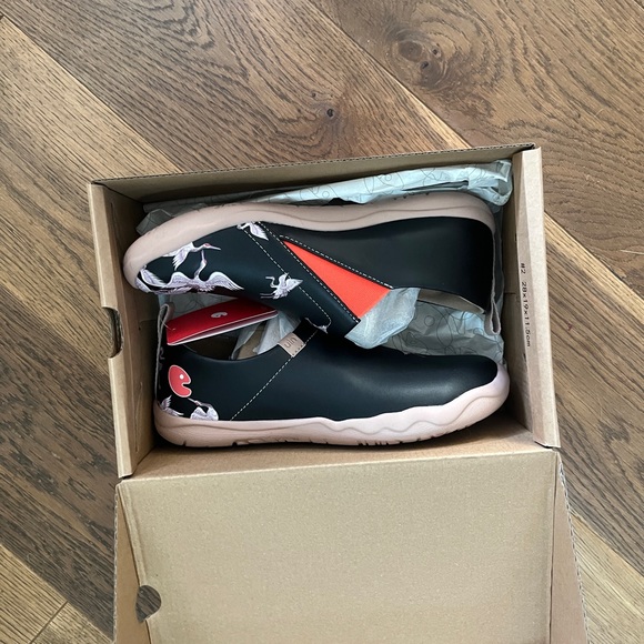 UIN Black and Orange Slip-On Shoes with Cool Crane Design - Picture 4 of 4